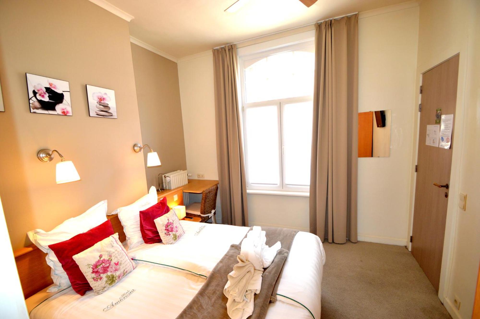 Hotel Ambrosia Іпр Екстер'єр фото